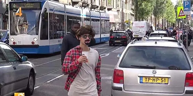 Ngopi di Amsterdam, Justin Bieber Nyamar Pakai Kumis Palsu