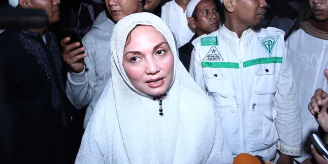 Nia Daniati Pun Rasakan Ocehan Pedas Farhat Abbas Nia Daniati Pun Rasakan Ocehan Pedas Farhat Abbas