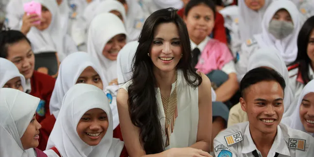 Nia Ramadhani Rayakan Ulang Tahun di Makam Sang Ayah Nia Ramadhani Rayakan Ulang Tahun di Makam Sang Ayah