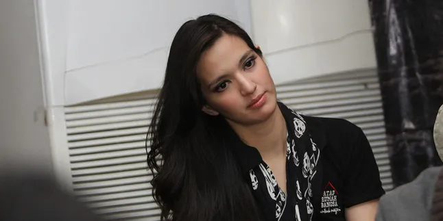 Nia Ramadhani Ungkap Kesedihan Lewat Status BBM Nia Ramadhani Ungkap Kesedihan Lewat Status BBM