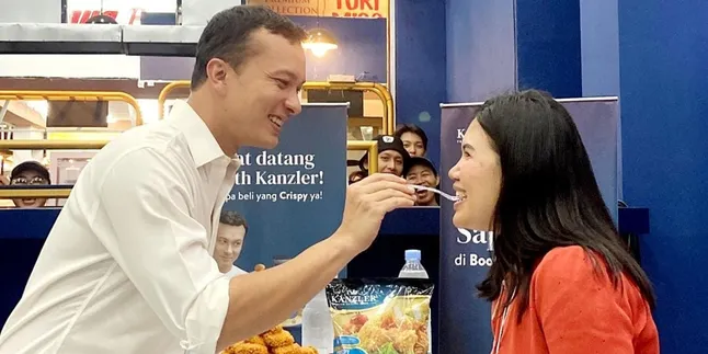 Nicholas Saputra Menyuapi Penggemar di Acara Talkshow, Penonton Histeris