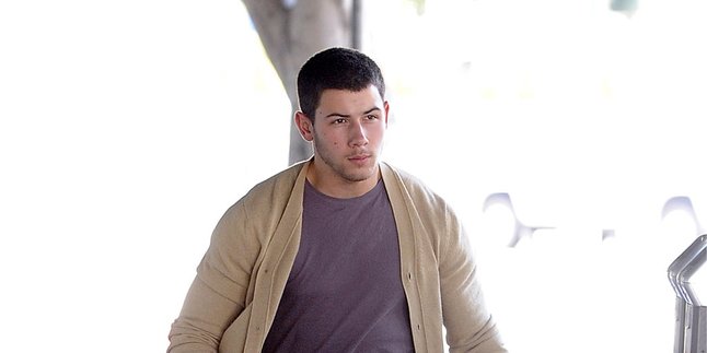 Nick Jonas Rilis Video Klip 'Chains' Featuring Dylan Penn