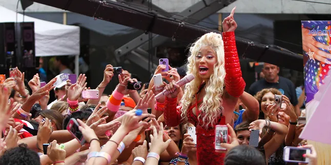 Nicki Minaj Bawa Ambience Pesta Jalanan ke Atas Panggung