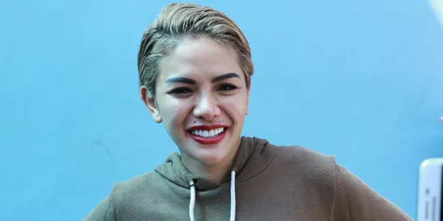 Nikita Mirzani Angkat Bicara Soal Komentar Transgender di Instagram Story Nikita Mirzani Angkat Bicara Soal Komentar Transgender di Instagram Story
