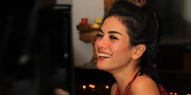 Nikita Mirzani Asyik Makan Cilok Daripada Jawab Soal Kehamilan