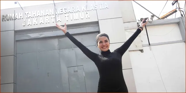 Nikita Mirzani Bebas Dari Penjara Dengan Gaun Belahan Tinggi Nikita Mirzani Bebas Dari Penjara Dengan Gaun Belahan Tinggi