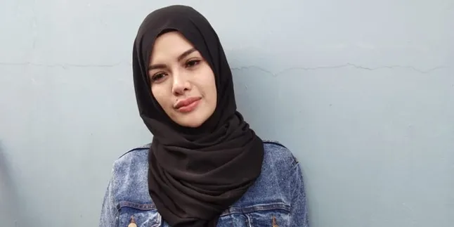 Nikita Mirzani Berhijab, Baju Lama Dikasihkan Orang