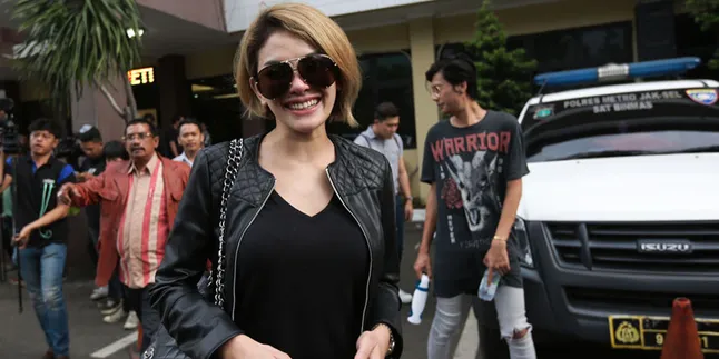 Nikita Mirzani Beri Bantahan Terkait Foto-nya Yang Diduga Topless Nikita Mirzani Beri Bantahan Terkait Foto-nya Yang Diduga Topless