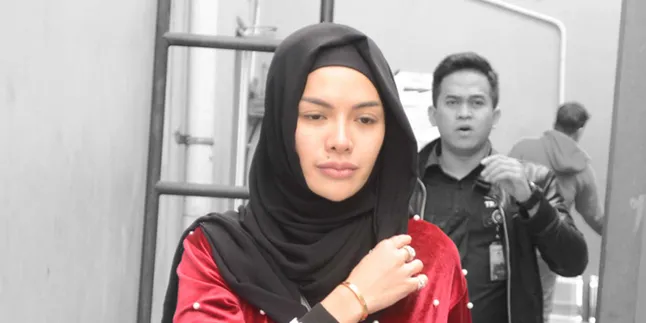 Nikita Mirzani Ceritakan Kronologi Dipukul Dipo Hingga Membentur Lift