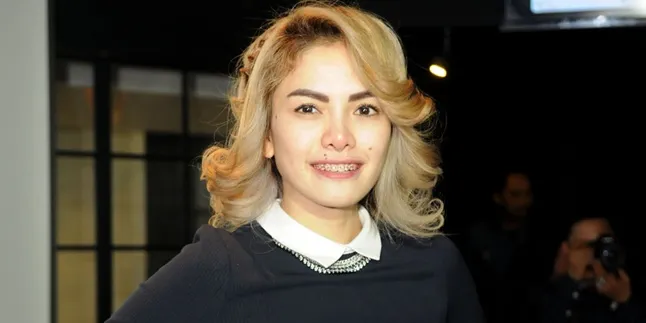 Nikita Mirzani: Cuma Orang Kaya Yang Renang Pakai Kacamata Hitam