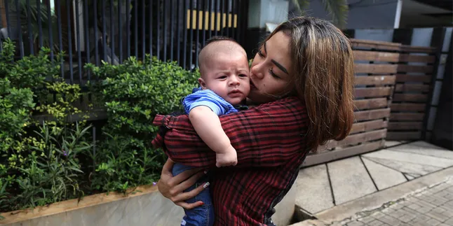 Nikita Mirzani Dipenjara, Bagaimana Nasib Bayinya?