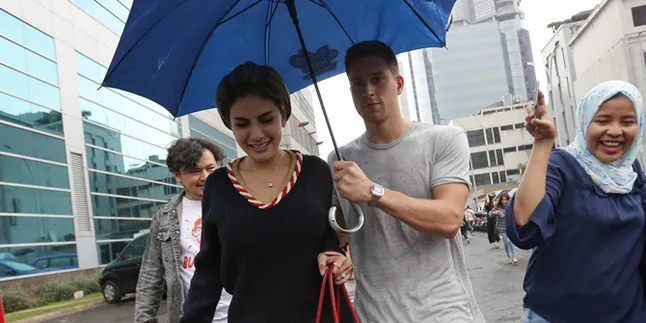 Nikita Mirzani Mesra dengan Kekasih, Dadanya Sampai Dikecup