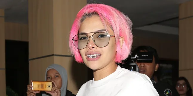 Nikita Mirzani Minta Bayaran Bagi Pihak yang Ingin Ekspos Wajah Anak Ketiganya Nikita Mirzani Minta Bayaran Bagi Pihak yang Ingin Ekspos Wajah Anak Ketiganya