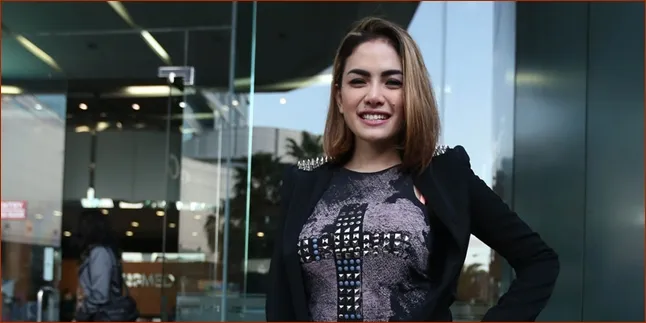 Nikita Mirzani Punya Jam Tangan Seharga Rp 800 Juta Nikita Mirzani Punya Jam Tangan Seharga Rp 800 Juta