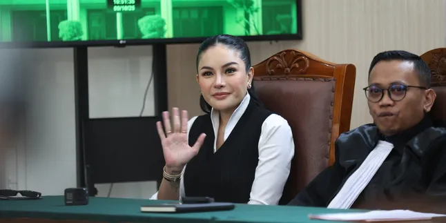 Nikita Mirzani Sebut Tuntutan Jaksa 'Mengarang', Yakin Bakal Bebas Nikita Mirzani Sebut Tuntutan Jaksa 'Mengarang', Yakin Bakal Bebas