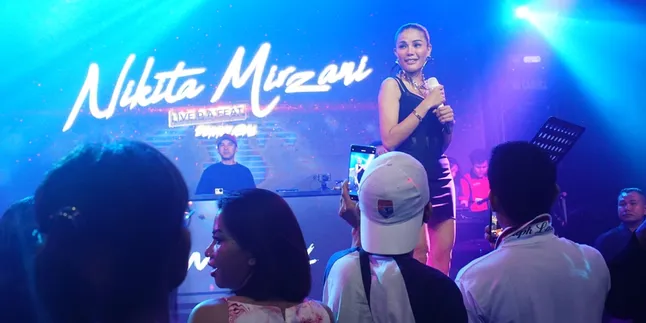 Nikita Mirzani Tampil Heboh & Seru-Seruan Bareng Pengunjung di Kelab Malam