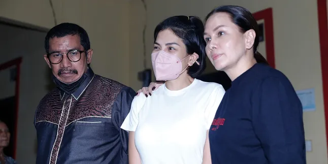 Nikita Mirzani Traktir Makan Ratusan Orang di Lapas Saat Bertemu Fitri Salhuteru