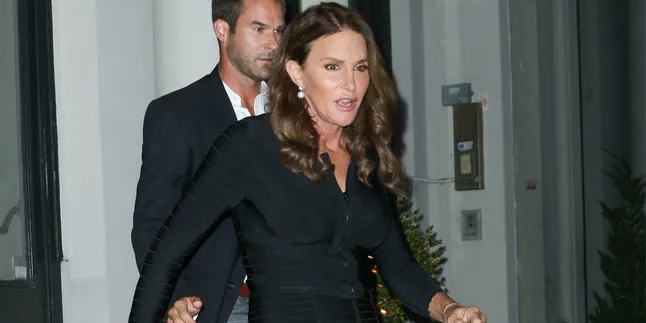 Nikmati Dinner Mewah, Caitlyn Jenner Tampil Cantik & Elegan Nikmati Dinner Mewah, Caitlyn Jenner Tampil Cantik & Elegan