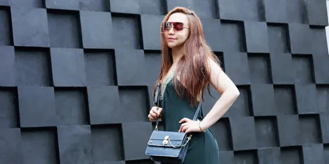 Nikmati Liburan di Pantai Bali, Salmafina Sunan Unggah Foto Memakai Bikini