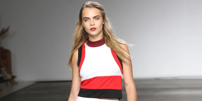 Nikmati Makan Malam, Cara Delevingne Dandan Mirip 'Maling' Nikmati Makan Malam, Cara Delevingne Dandan Mirip 'Maling'