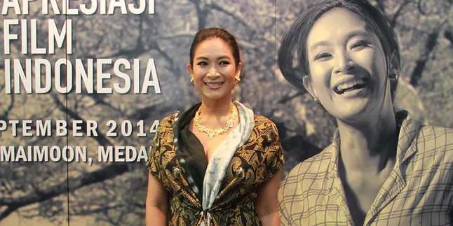 Hamil, Happy Salma Pilih Pakai Baju Longgar