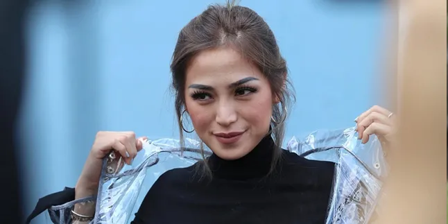 Nikmati Pantai Bali, Jessica Iskandar Pamer Genggaman Tangan Dengan Sosok Misterius