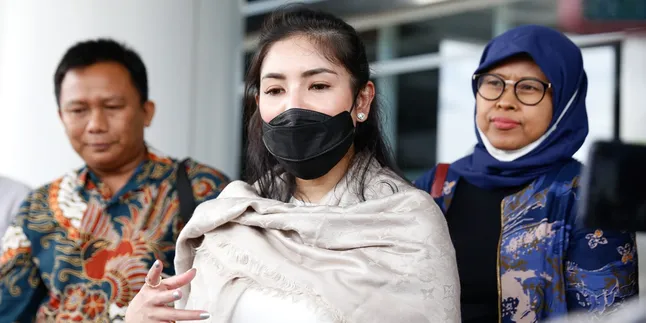 Nindy Ayunda Mengaku Diteror 30 Oknum TNI Usai Pulang dari Palembang Nindy Ayunda Mengaku Diteror 30 Oknum TNI Usai Pulang dari Palembang