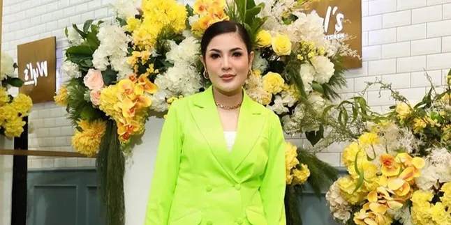 Nindy Ayunda Rela Tak Belanja Demi Coba Perawatan Wajah yang Lagi Tren di Kalangan Artis Hollywood Nindy Ayunda Rela Tak Belanja Demi Coba Perawatan Wajah yang Lagi Tren di Kalangan Artis Hollywood