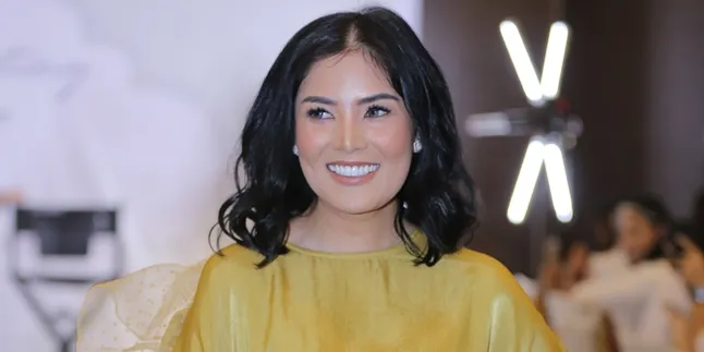 Nindy Bahagia Lihat Anak Belajar Ngaji dan Ikutan Tarawih Nindy Bahagia Lihat Anak Belajar Ngaji dan Ikutan Tarawih