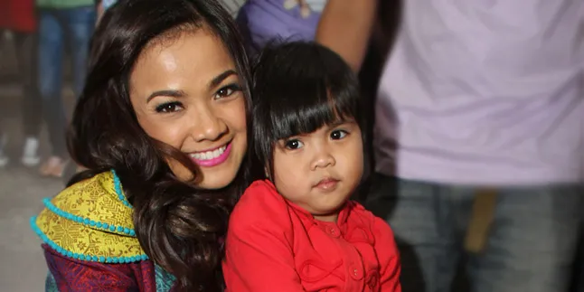 Nirina Zubir Bersyukur Bisa Kenalkan Pekerjaan Pada Anak