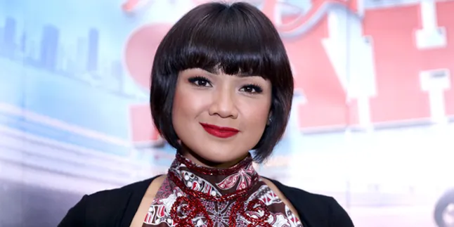 Nirina Zubir Ungkap Anak Sempat Menangis Saat Diajak Melihat Film Barunya di Bioskop Nirina Zubir Ungkap Anak Sempat Menangis Saat Diajak Melihat Film Barunya di Bioskop