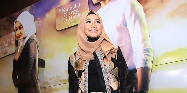 Nobar Film Baru, Laudya Cynthia Bella Selfie Cantik Bersama Fans Nobar Film Baru, Laudya Cynthia Bella Selfie Cantik Bersama Fans