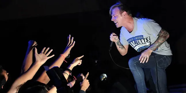 Nonton Architects, Penonton Pun Nantikan Band Lokal