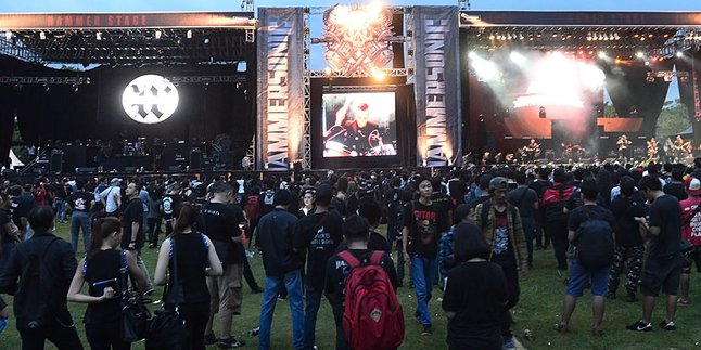 Nonton Musik Metal, Pria Ini Menangis di 'Hammersonic 2016'