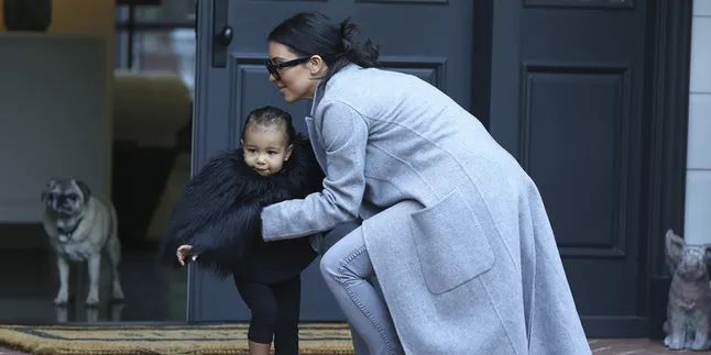 North West, Bayi Kecil Yang Sudah Pintar Merias Wajah Ibunya