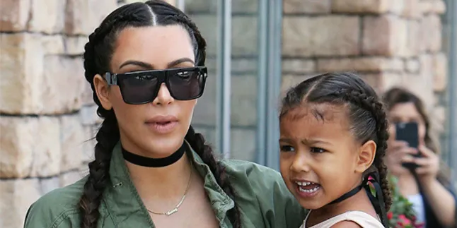 North West Pakai Korset, Kim Kardashian Langsung Panen Hujatan North West Pakai Korset, Kim Kardashian Langsung Panen Hujatan