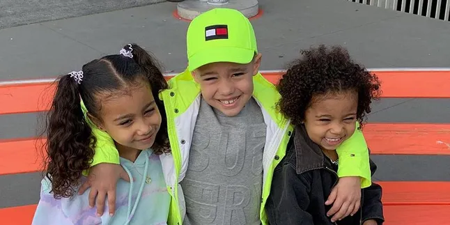 North West Sudah Punya Pacar yang Memberinya Perhiasan di Valentine Ini! North West Sudah Punya Pacar yang Memberinya Perhiasan di Valentine Ini!