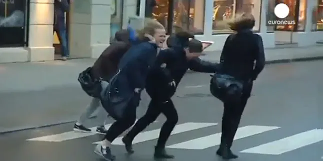 Norwegia Dilanda Angin Kencang, Orang Pun Susah Menyeberang