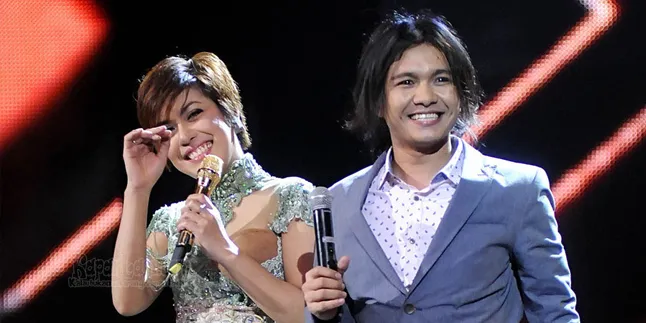 Novita Dewi dan Alex Rudiart Rayakan Natal Dengan Bertukar Kado