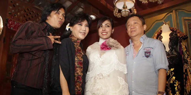 Novita Dewi dan Alex Rudiart Usung 4 Kostum Pengantin Novita Dewi dan Alex Rudiart Usung 4 Kostum Pengantin