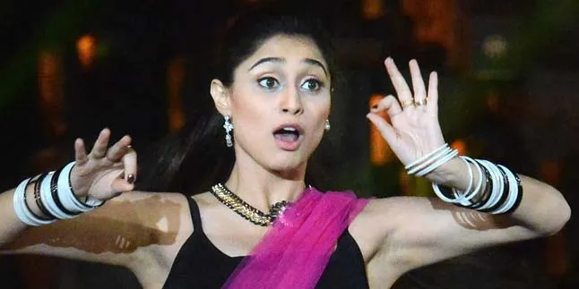 Nuansa Suram, Soumya Seth Terlihat Sedih dan Murung Nuansa Suram, Soumya Seth Terlihat Sedih dan Murung