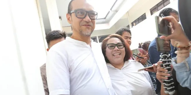 Nunung Datang ke Sidang Tuntutan Kasus Narkoba dengan Keadaan Pincang Nunung Datang ke Sidang Tuntutan Kasus Narkoba dengan Keadaan Pincang