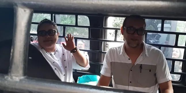 Nunung Tebar Senyuman di Kejari, Sang Anak: Mama Cukup Puas Nunung Tebar Senyuman di Kejari, Sang Anak: Mama Cukup Puas