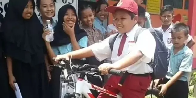 Nursaka Bocah Pelintas Batas Negara Untuk Sekolah Ini Dapat Hadiah Dari Jokowi