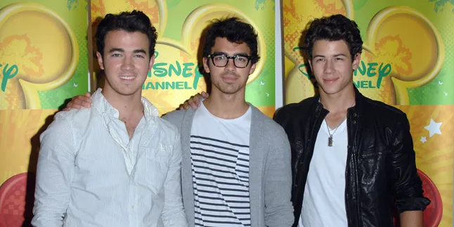 Nyamar Jadi Cewek, Jimmy Fallon Cium Jonas Brothers!