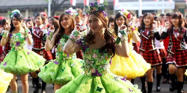 Nyanyi 'Hari Merdeka', JKT 48 Dirubung Ratusan Remaja Pria