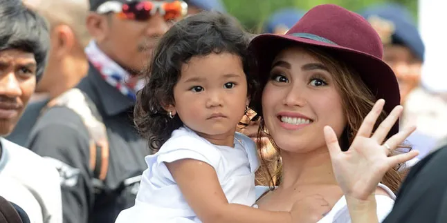 [VIDEO] Nyanyi Lagu India, Gaya Anak Ayu Ting Ting Centil Abis