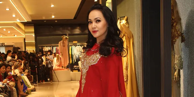 Nyanyi Stripping, Suara Dewi Gita Menghilang