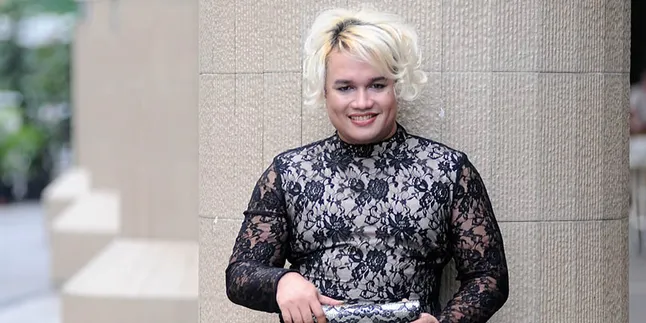 Nyanyi, Tata Liem Kenakan Pakaian Pengantin Padang