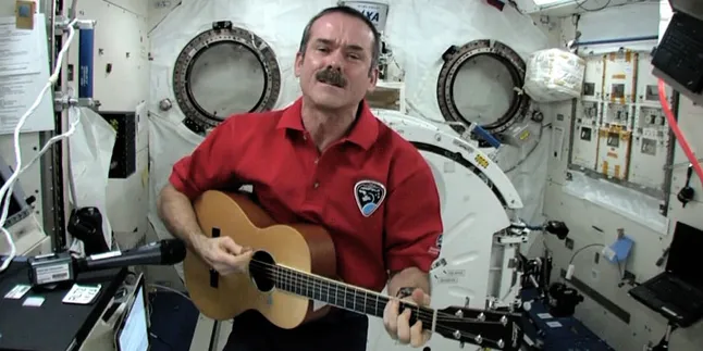 Nyanyikan Lagu David Bowie, Astronot Ini Bikin Video Klip di Luar Angkasa